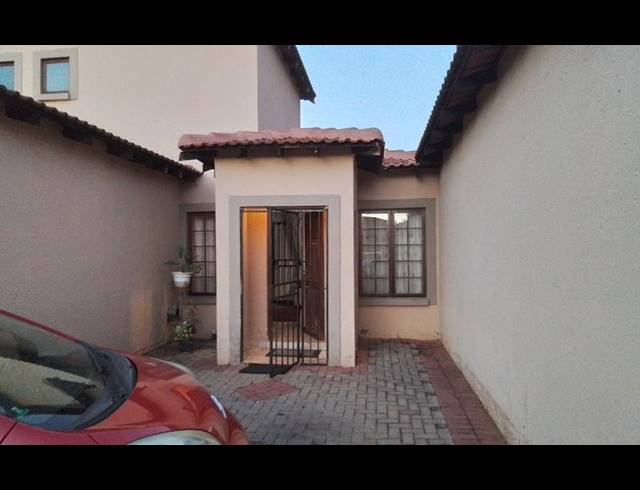 3 BEDROOM TOWNHOUSE FOR SALE IN THERESAPARK